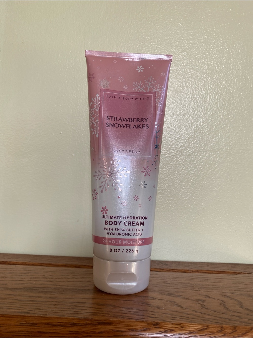 Bath & Body Works Ultimate Hydration Strawberry Snowflakes Body Cream NWT 8 oz.